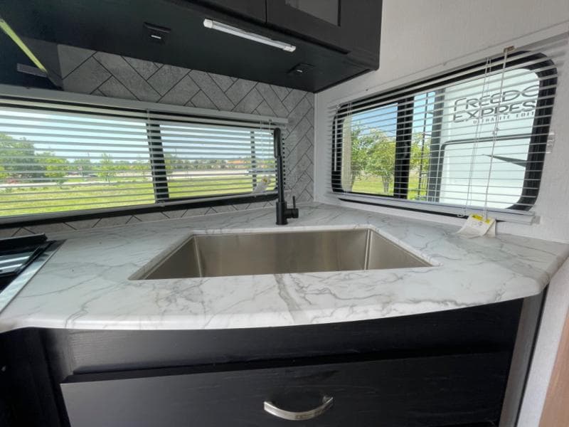 2023 Coachmen 2023 Coachmen Freedom Express - thumbnail 16