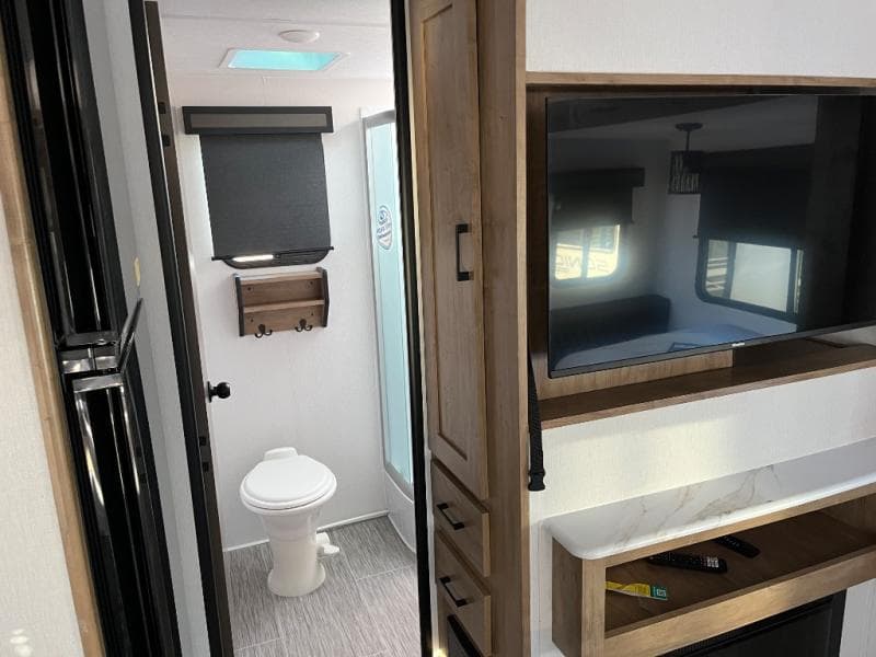 2024 Coachmen 2024 Coachmen Freedom Express - thumbnail 17