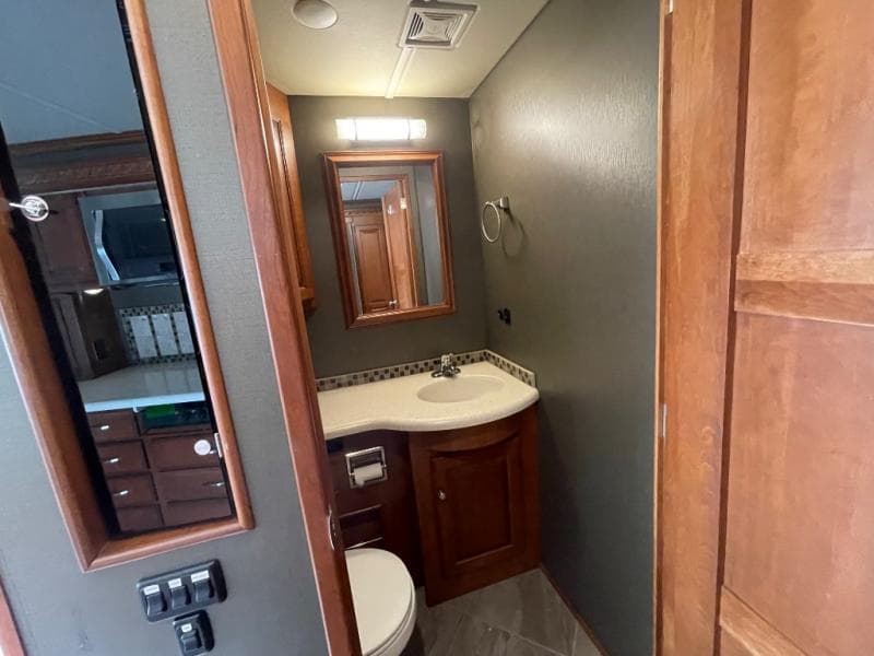 2017 Winnebago 2017 Winnebago Adventurer - thumbnail 30