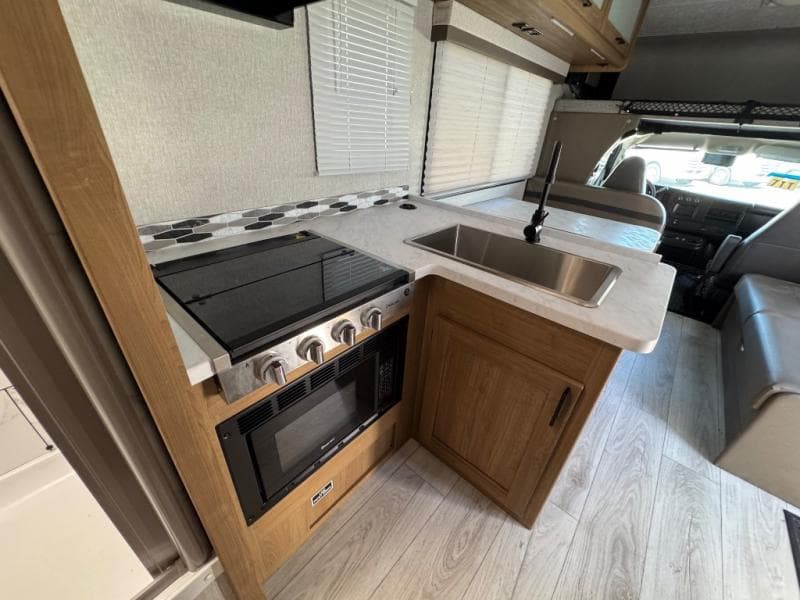 2024 Coachmen 2024 Coachmen Leprechaun - thumbnail 14