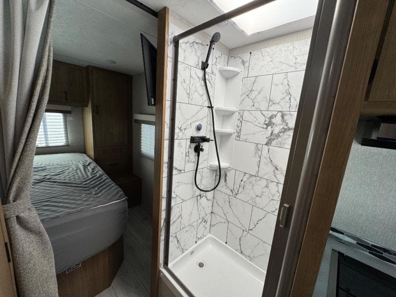 2024 Coachmen 2024 Coachmen Leprechaun - thumbnail 18