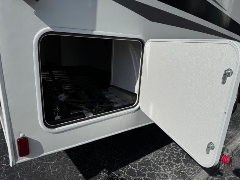 2024 Coachmen 2024 Coachmen Leprechaun - thumbnail 6