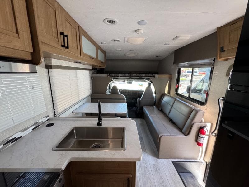 2024 Coachmen 2024 Coachmen Leprechaun - thumbnail 10