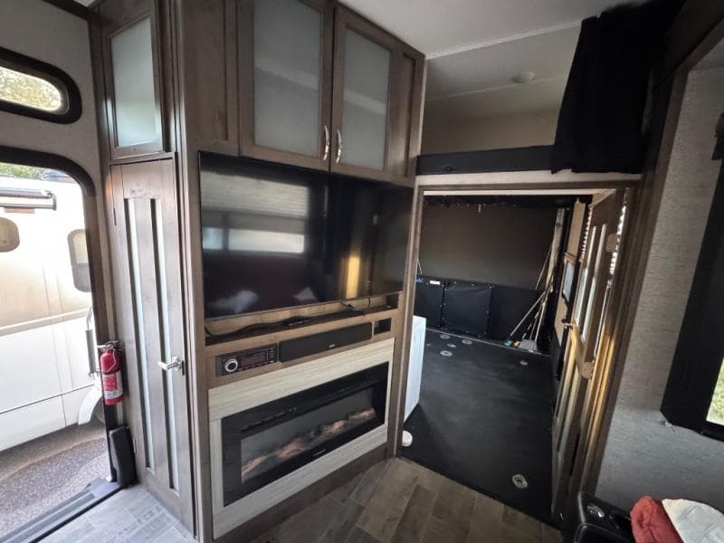 2019 Dutchmen 2019 Dutchmen Voltage - thumbnail 10