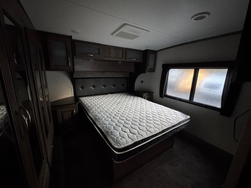 2019 Dutchmen 2019 Dutchmen Voltage - thumbnail 11