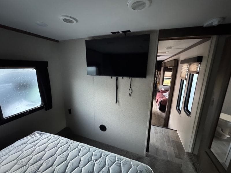 2019 Dutchmen 2019 Dutchmen Voltage - thumbnail 13