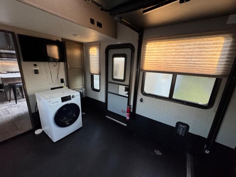 2019 Dutchmen 2019 Dutchmen Voltage - thumbnail 17