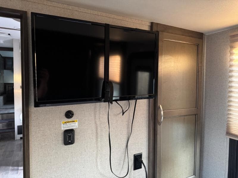 2019 Dutchmen 2019 Dutchmen Voltage - thumbnail 19