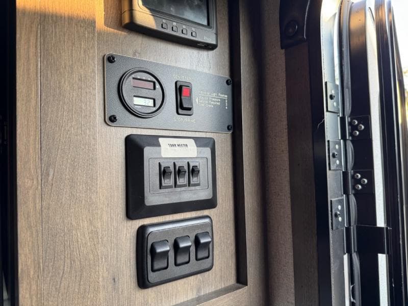 2019 Dutchmen 2019 Dutchmen Voltage - thumbnail 21