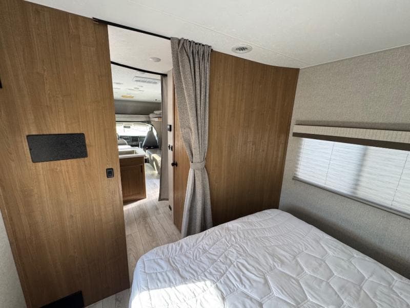 2024 Coachmen 2024 Coachmen Leprechaun - thumbnail 19