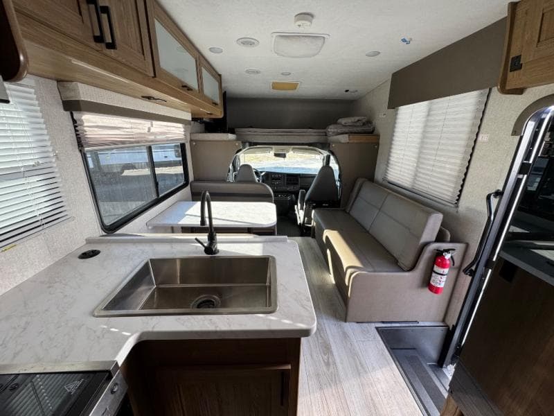 2024 Coachmen 2024 Coachmen Leprechaun - thumbnail 9