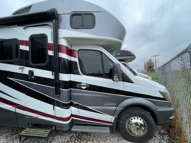 2015 Winnebago Navion 24J