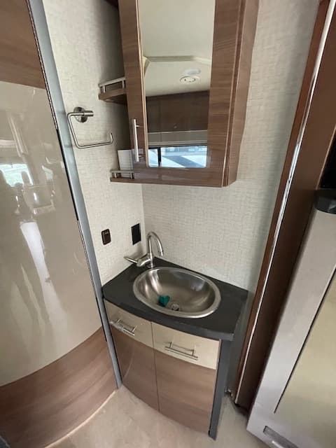 2015 Winnebago 2015 Winnebago Navion - thumbnail 10