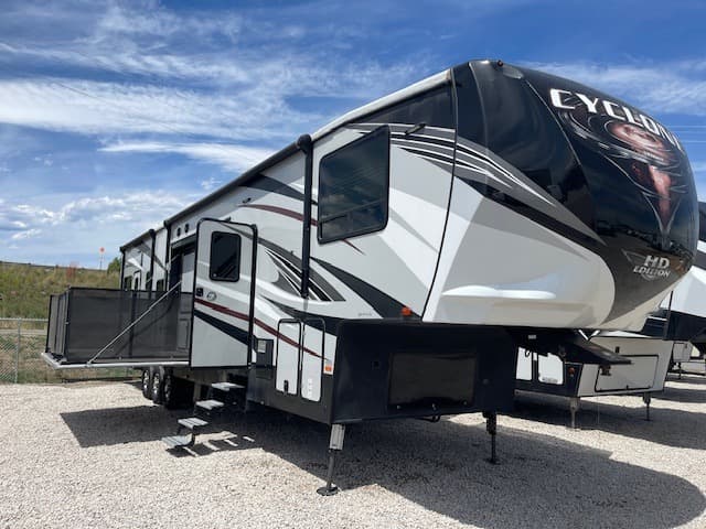 2019 Heartland RV 2019 Heartland RV Cyclone - thumbnail 2