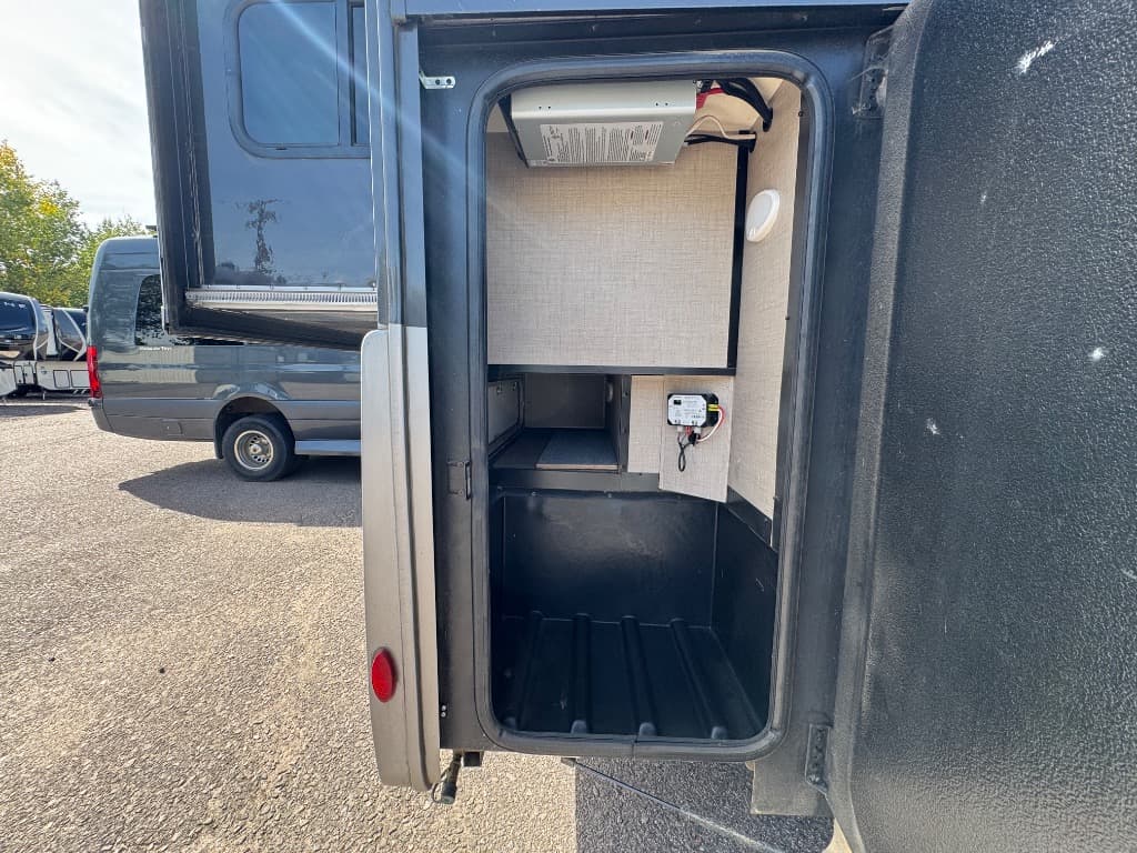 2022 Thor Motor Coach 2022 Thor Motor Coach Tiburon - thumbnail 5