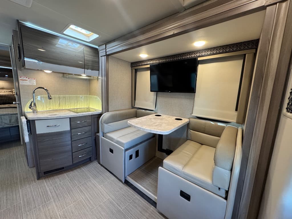 2022 Thor Motor Coach 2022 Thor Motor Coach Tiburon - thumbnail 6