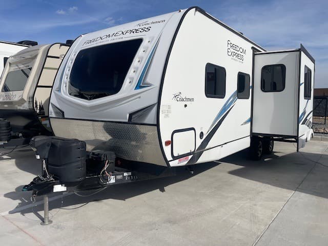 2021 Coachmen 2021 Coachmen Freedom Express Ultra Lite - thumbnail 3