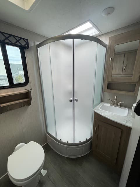 2021 Coachmen 2021 Coachmen Freedom Express Ultra Lite - thumbnail 9