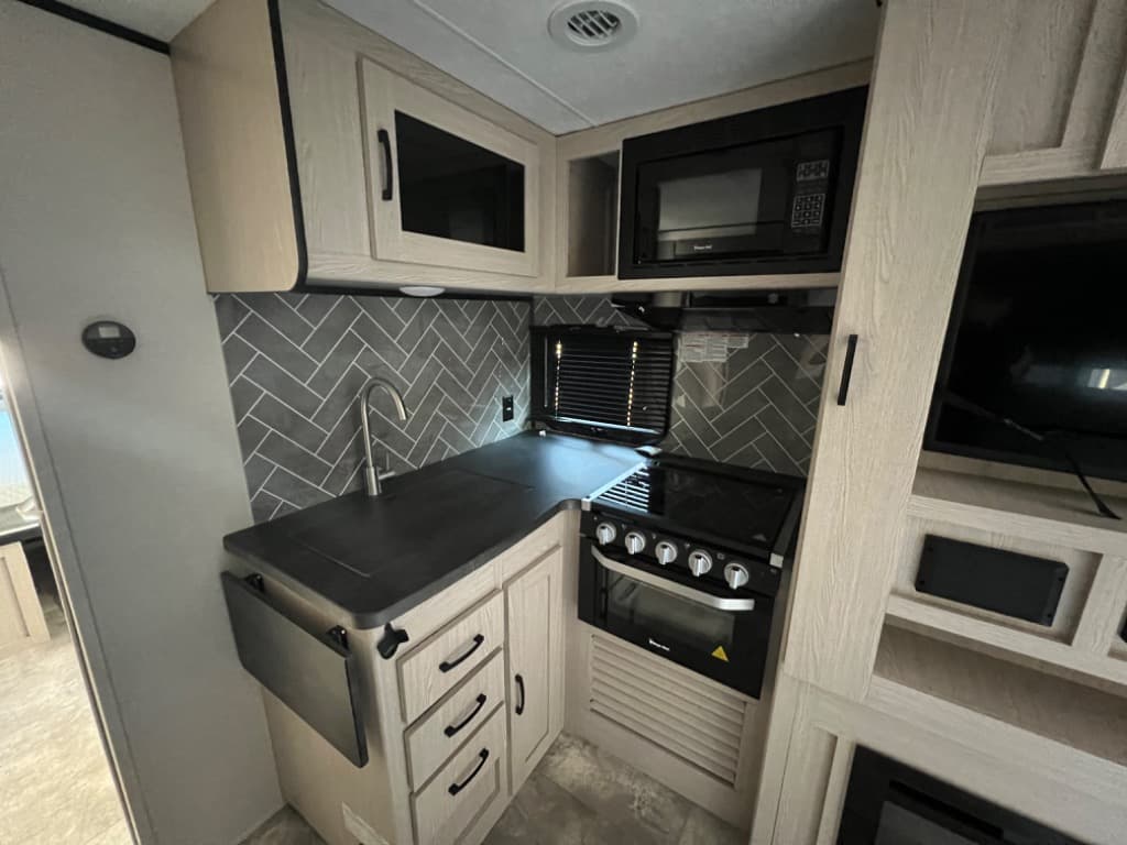 2022 Coachmen 2022 Coachmen Apex Ultra-Lite - thumbnail 9