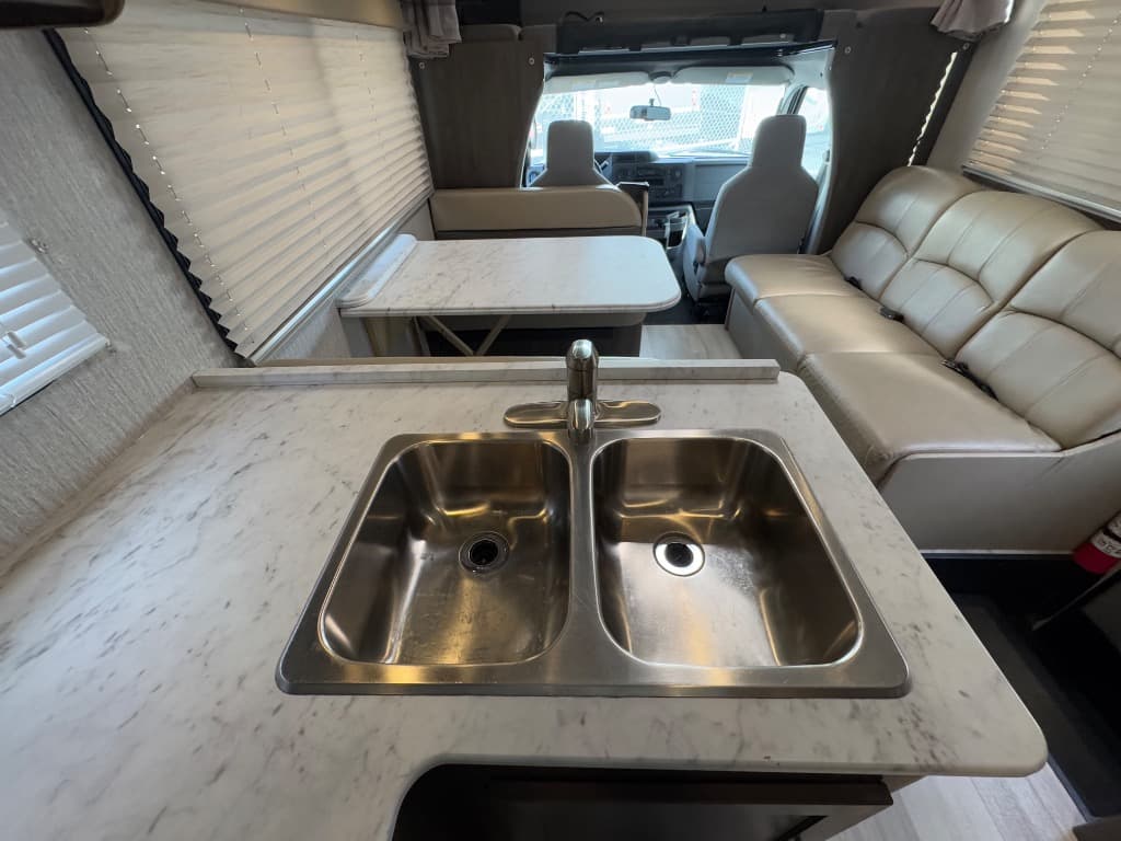 2023 Coachmen 2023 Coachmen Leprechaun - thumbnail 12