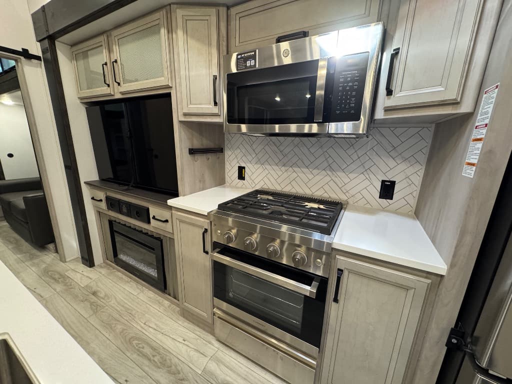 2024 Keystone RV 2024 Keystone RV Montana High Country - thumbnail 11