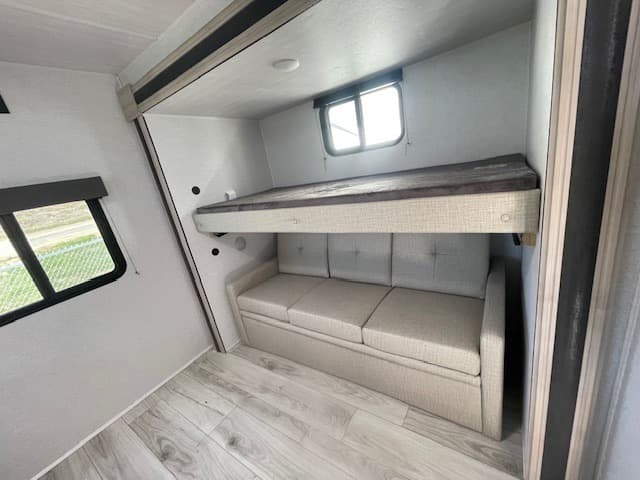 2025 East to West 2025 East to West Della Terra - thumbnail 9