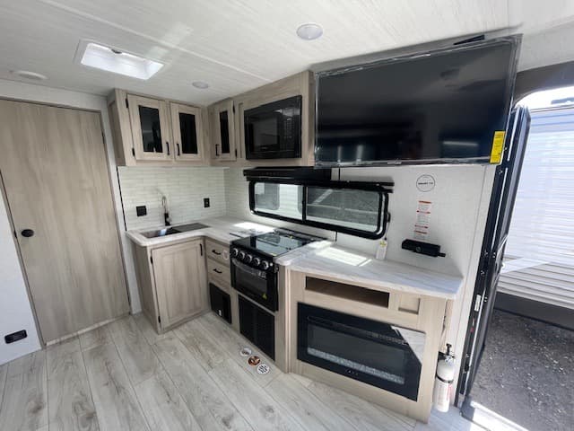 2025 East to West 2025 East to West Della Terra - thumbnail 7