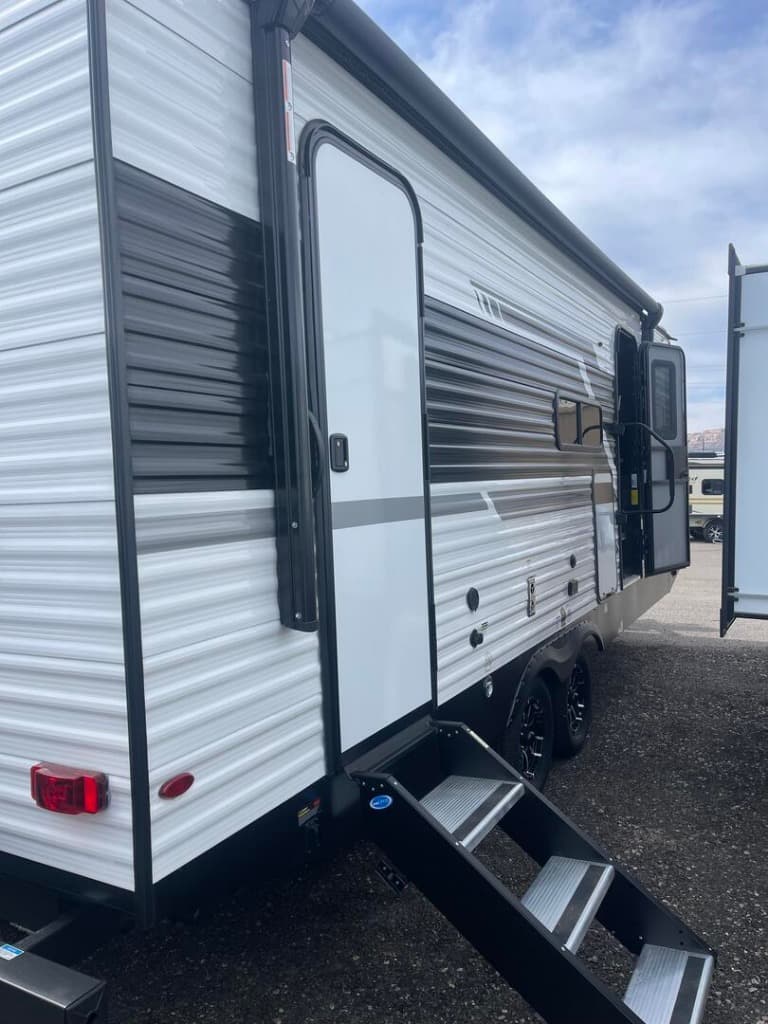 2025 East To West 2025 East To West Della Terra - thumbnail 3