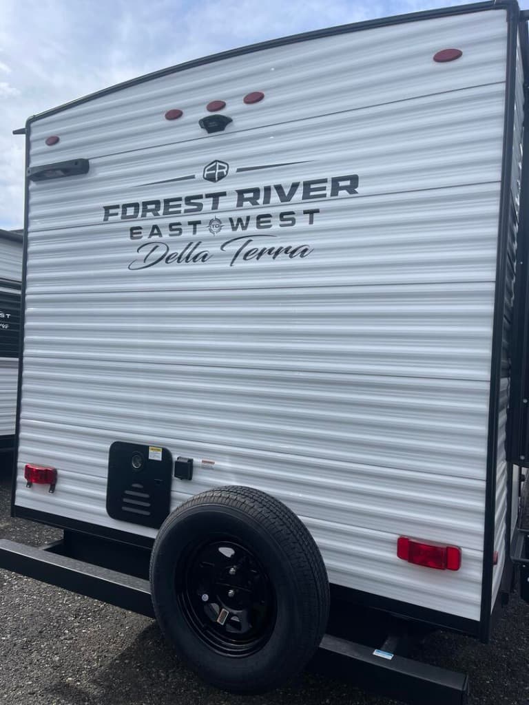 2025 East To West 2025 East To West Della Terra - thumbnail 4