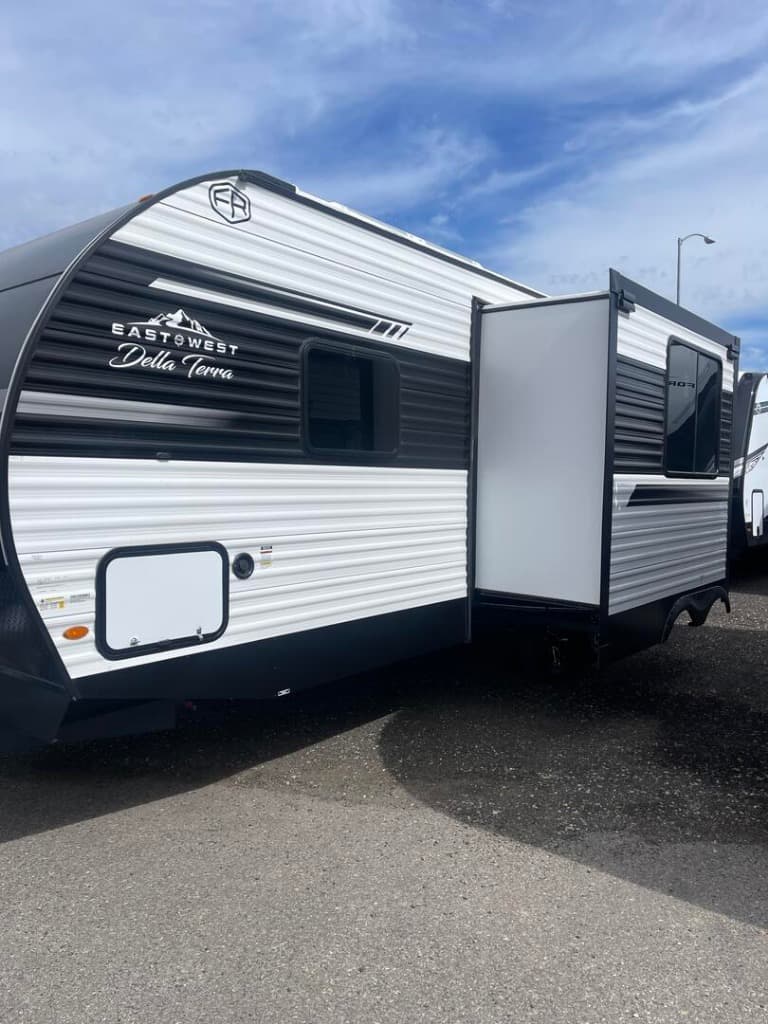 2025 East To West 2025 East To West Della Terra - thumbnail 5