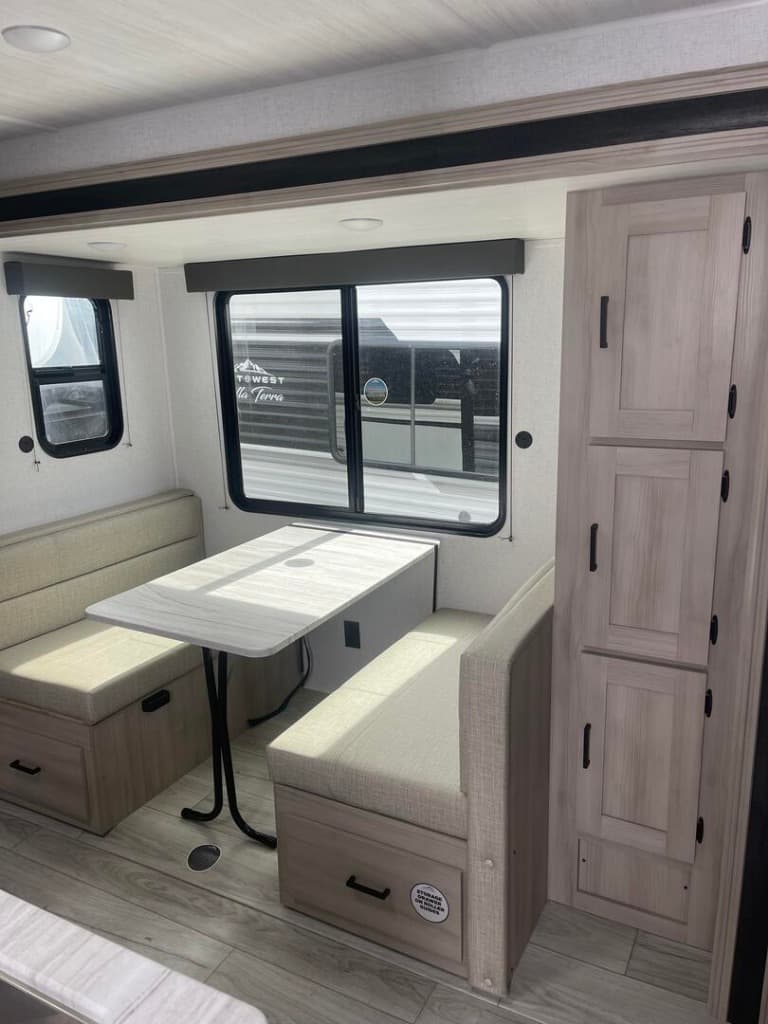 2025 East To West 2025 East To West Della Terra - thumbnail 9