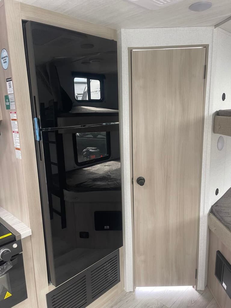 2025 East To West 2025 East To West Della Terra - thumbnail 11