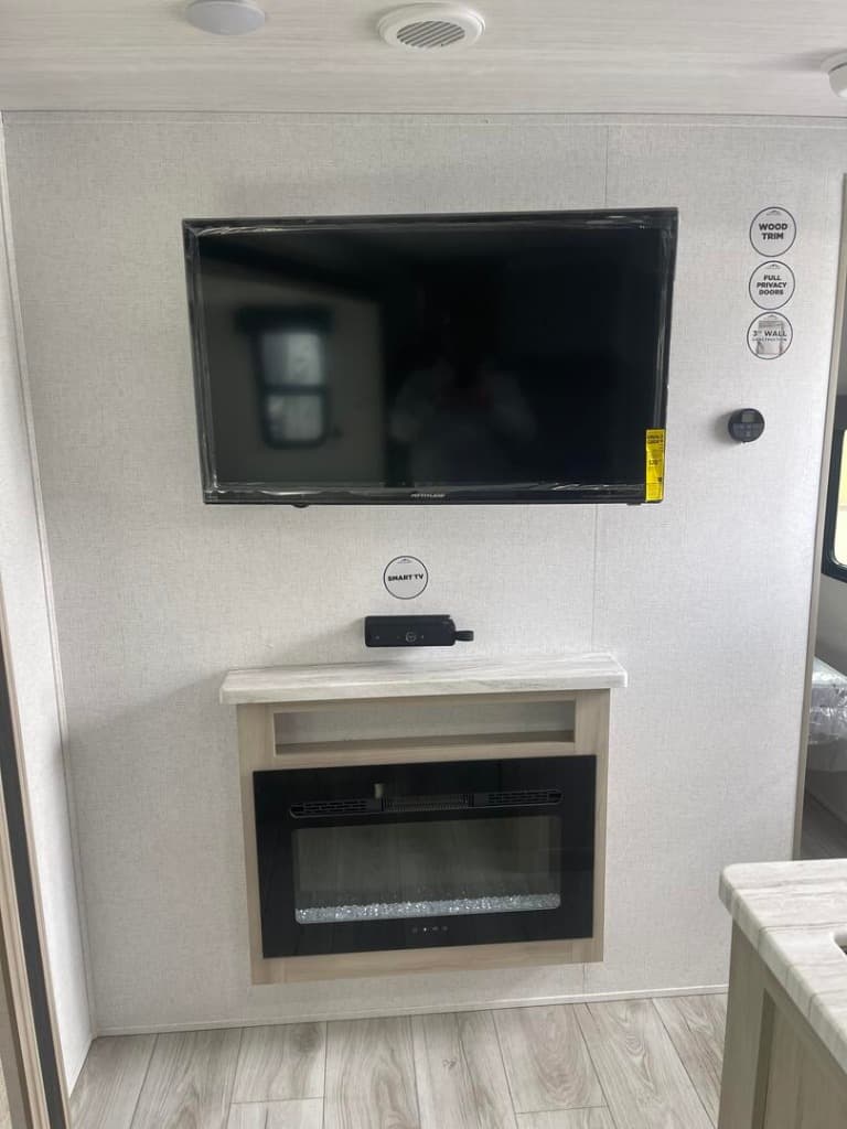 2025 East To West 2025 East To West Della Terra - thumbnail 13