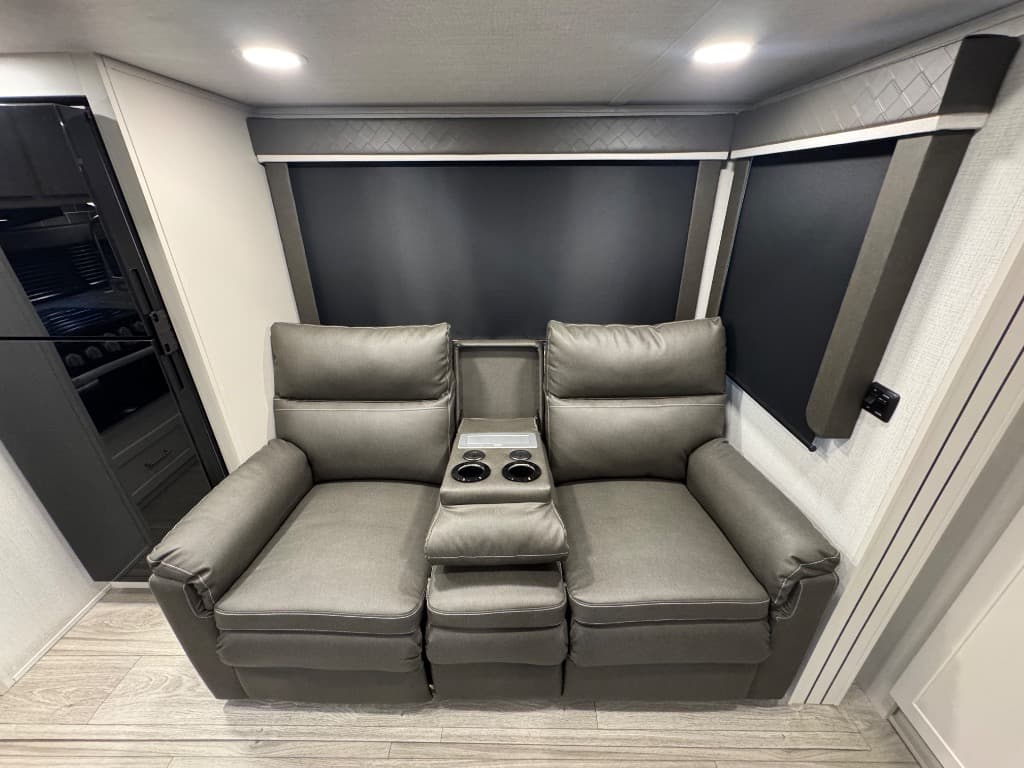 2025 Keystone RV 2025 Keystone RV Cougar Half-Ton - thumbnail 9