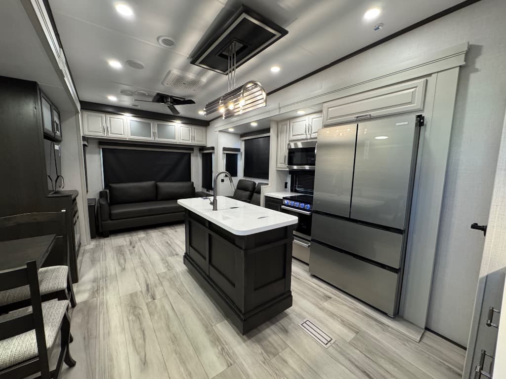 2025 Keystone RV 2025 Keystone RV Avalanche - thumbnail 8