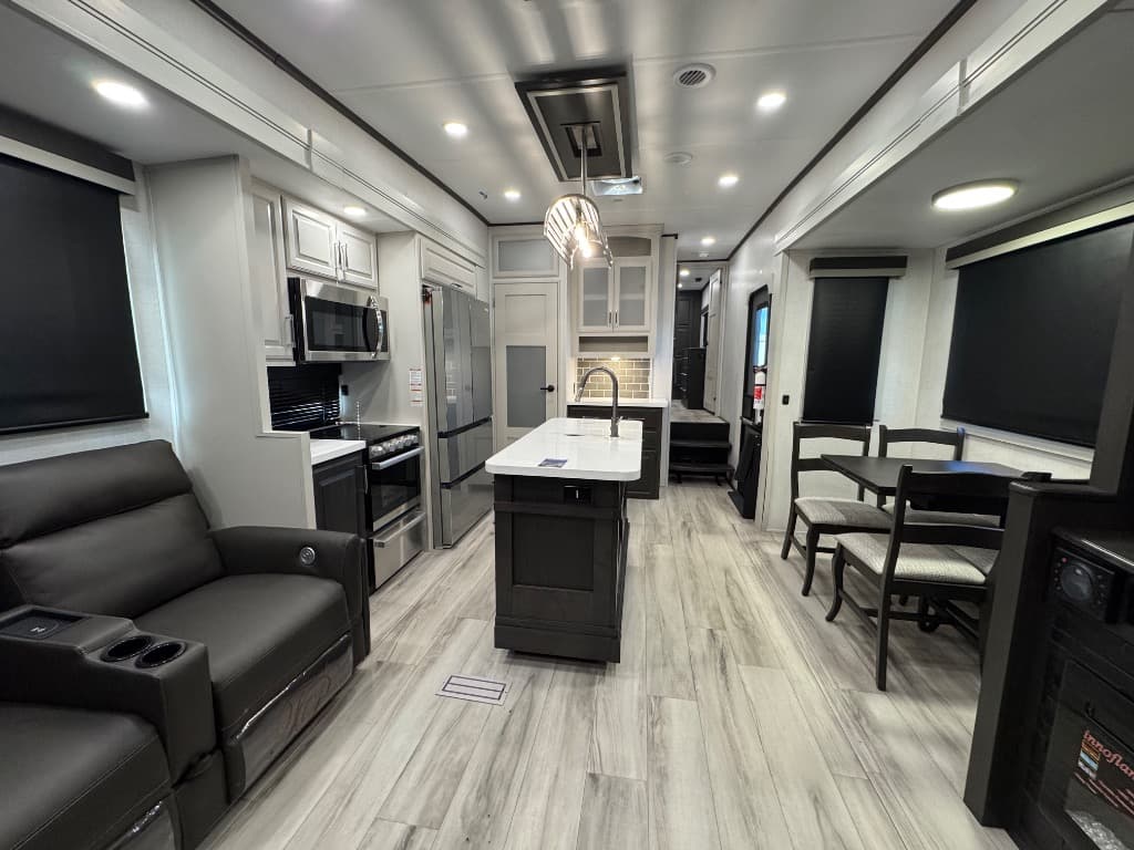 2025 Keystone RV 2025 Keystone RV Avalanche - thumbnail 22