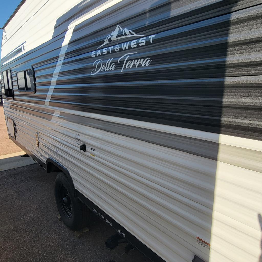 2025 East To West 2025 East To West Della Terra - thumbnail 6