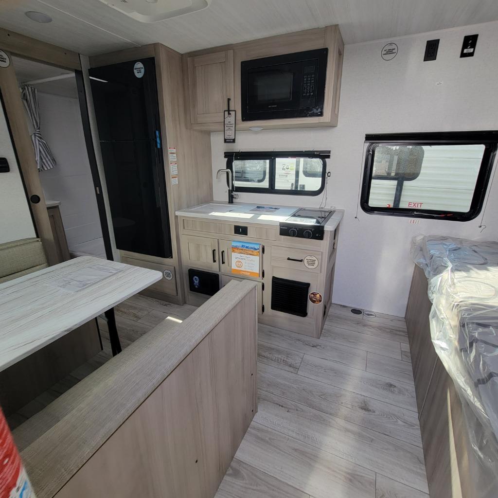 2025 East To West 2025 East To West Della Terra - thumbnail 13