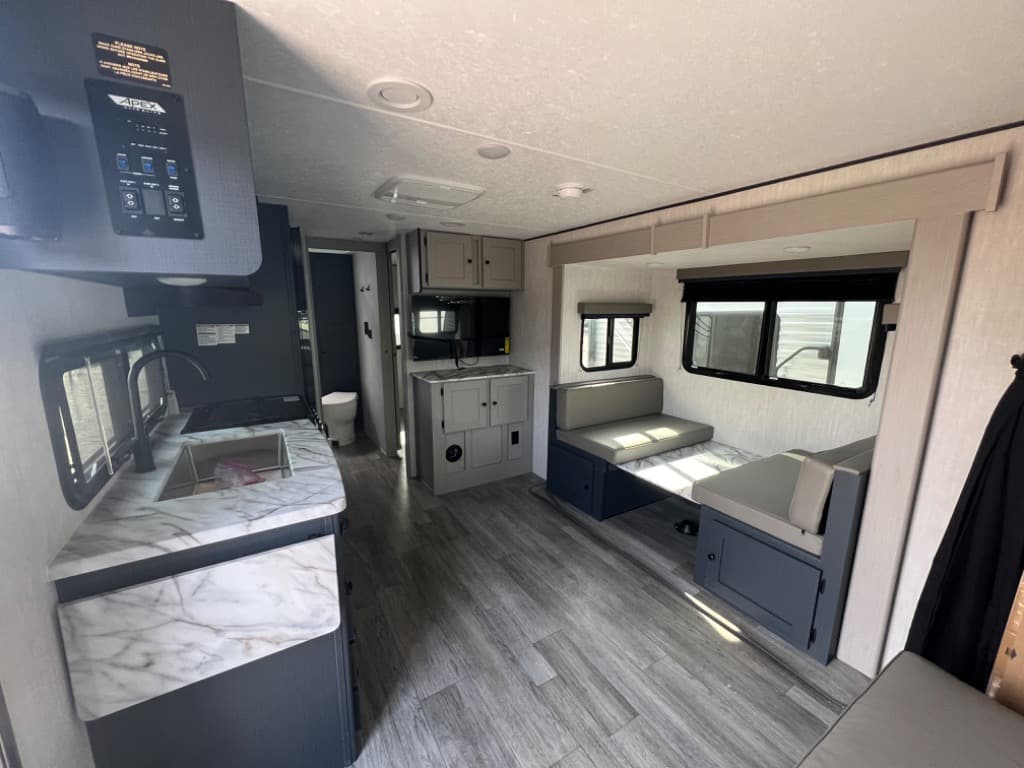 2025 Coachmen 2025 Coachmen Apex Ultra-Lite - thumbnail 6