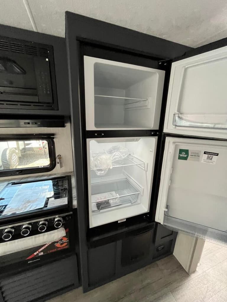 2025 Coachmen 2025 Coachmen Apex Ultra-Lite - thumbnail 15
