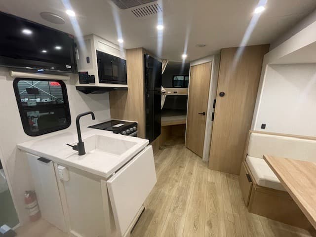 2026 Winnebago 2026 Winnebago Thrive - thumbnail 8