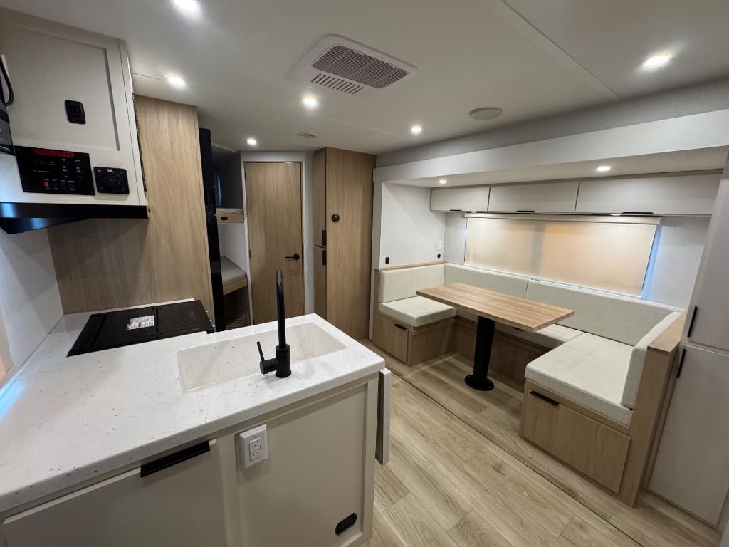2026 Winnebago 2026 Winnebago Thrive - thumbnail 8