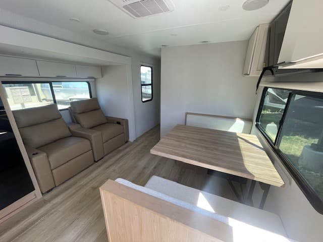 2026 Winnebago 2026 Winnebago Thrive - thumbnail 5