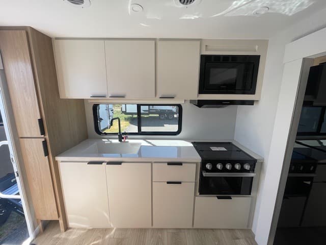 2026 Winnebago 2026 Winnebago Thrive - thumbnail 6