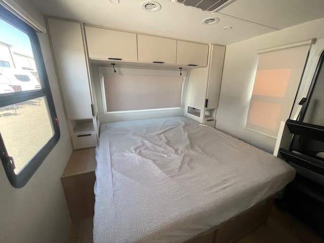 2026 Winnebago 2026 Winnebago Thrive - thumbnail 12