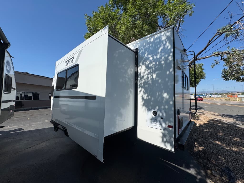 2026 Winnebago 2026 Winnebago Thrive - thumbnail 4