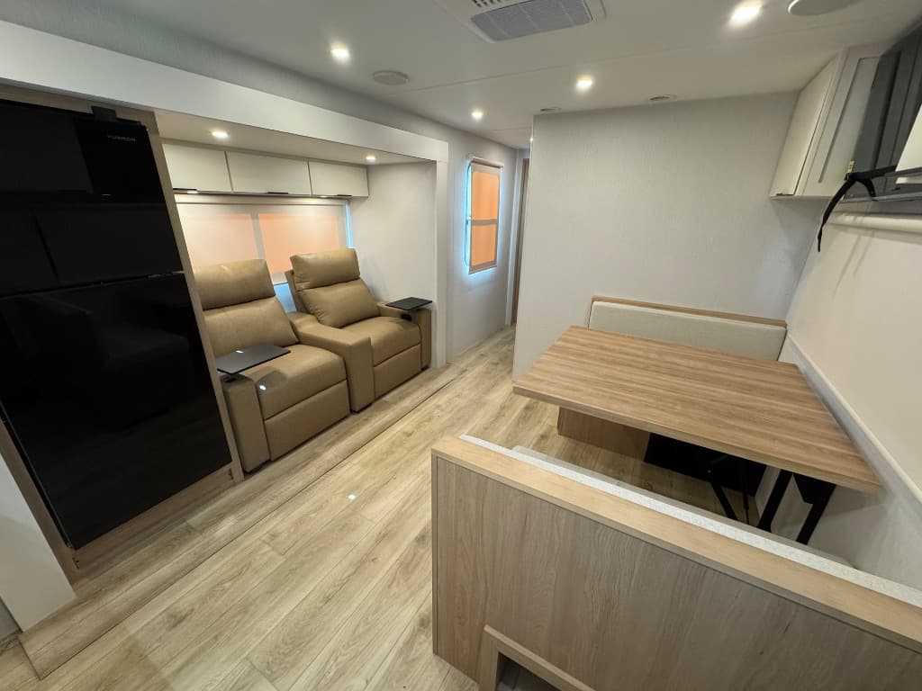 2026 Winnebago 2026 Winnebago Thrive - thumbnail 6