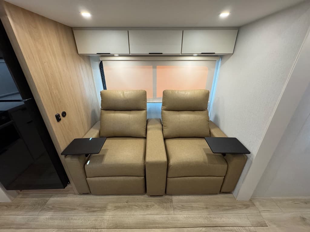 2026 Winnebago 2026 Winnebago Thrive - thumbnail 8