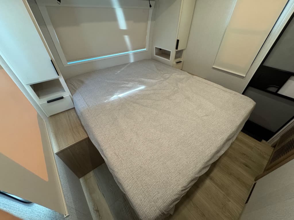 2026 Winnebago 2026 Winnebago Thrive - thumbnail 17