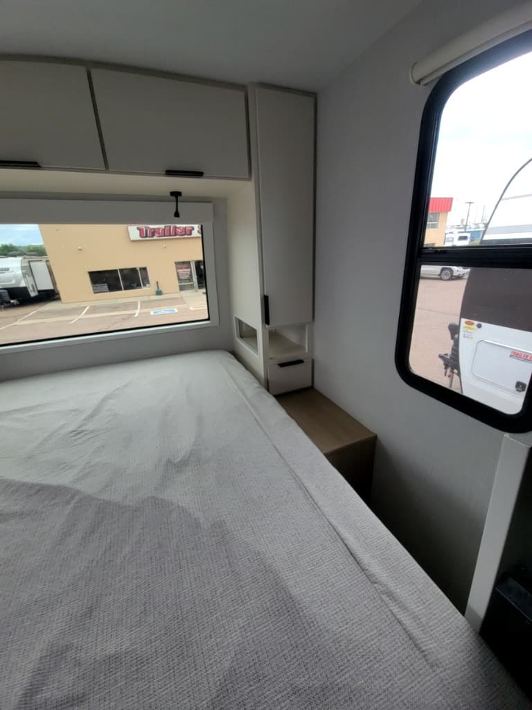 2026 Winnebago 2026 Winnebago Thrive - thumbnail 32